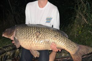 V 15 letech pokořil životní úlovek, kapr 27,4 kg!!!